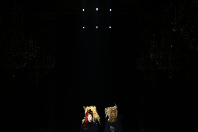 TOPSHOT - Models present creations by Yohji Yamamoto for the Women's Ready to Wear Fall/Winter 2026-2027 collection fashion show as part of the Paris Women Fashion Week, in Paris, on March 6, 2026. (Photo by JULIEN DE ROSA / AFP)