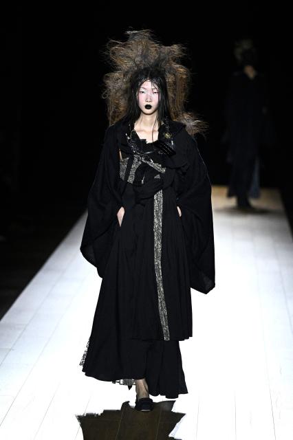 A model presents a creation by Yohji Yamamoto for the Women's Ready to Wear Fall/Winter 2026-2027 collection fashion show as part of the Paris Women Fashion Week, in Paris, on March 6, 2026. (Photo by JULIEN DE ROSA / AFP)