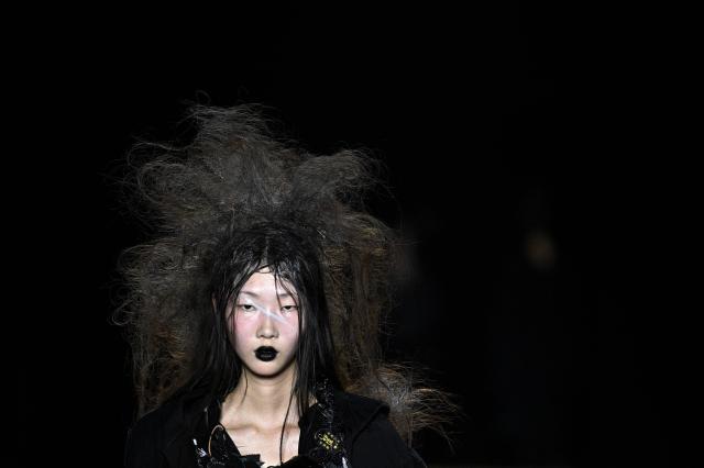 A model presents a creation by Yohji Yamamoto for the Women's Ready to Wear Fall/Winter 2026-2027 collection fashion show as part of the Paris Women Fashion Week, in Paris, on March 6, 2026. (Photo by JULIEN DE ROSA / AFP)