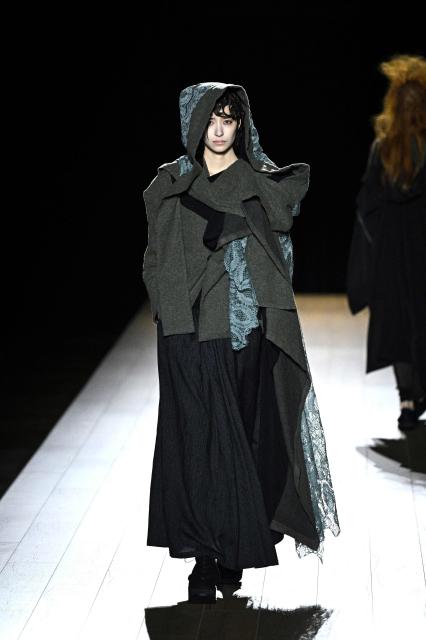 A model presents a creation by Yohji Yamamoto for the Women's Ready to Wear Fall/Winter 2026-2027 collection fashion show as part of the Paris Women Fashion Week, in Paris, on March 6, 2026. (Photo by JULIEN DE ROSA / AFP)