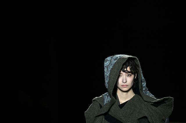 A model presents a creation by Yohji Yamamoto for the Women's Ready to Wear Fall/Winter 2026-2027 collection fashion show as part of the Paris Women Fashion Week, in Paris, on March 6, 2026. (Photo by JULIEN DE ROSA / AFP)
