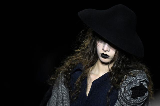 A model presents a creation by Yohji Yamamoto for the Women's Ready to Wear Fall/Winter 2026-2027 collection fashion show as part of the Paris Women Fashion Week, in Paris, on March 6, 2026. (Photo by JULIEN DE ROSA / AFP)