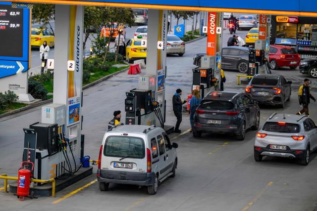 People refile their tank at a petrol station in Istanbul on March 6, 2026 as fears have grown of a possible inflationary wave as war in the Middle East sends energy prices shooting upwards. Many countries are watching for the impact on petrol prices du to turmoil in the Middle East after US and Israeli strikes on Iran, with the vital Strait of Hormuz effectively shut and several ships attacked. (Photo by Yasin AKGUL / AFP)