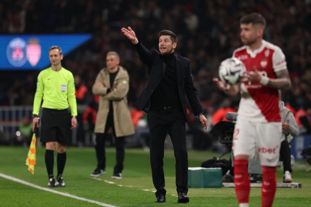 Monaco's Belgian head coach Sébastien Pocognoli (C) gestures  during the French L1 football match between Paris Saint-Germain (PSG) and AS Monaco at the Parc des Princes stadium in Paris on March 6, 2026. (Photo by FRANCK FIFE / AFP)