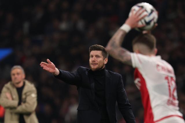 Monaco's Belgian head coach Sébastien Pocognoli (C) gestures  during the French L1 football match between Paris Saint-Germain (PSG) and AS Monaco at the Parc des Princes stadium in Paris on March 6, 2026. (Photo by FRANCK FIFE / AFP)