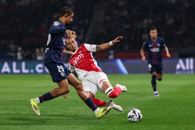 Monaco's German defender #05 Thilo Kehrer (L) tackles Paris Saint-Germain's French forward #29 Bradley Barcola  during the French L1 football match between Paris Saint-Germain (PSG) and AS Monaco at the Parc des Princes stadium in Paris on March 6, 2026. (Photo by FRANCK FIFE / AFP)