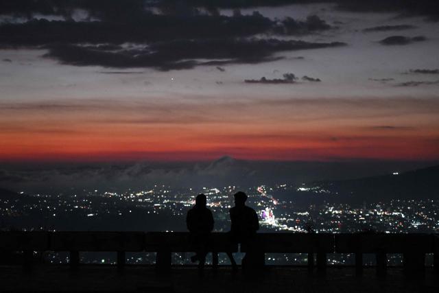 TOPSHOT - People enjoy the sunset from Cerro San Jacinto in Soyapango, El Salvador on March 6, 2026. (Photo by Marvin RECINOS / AFP)
