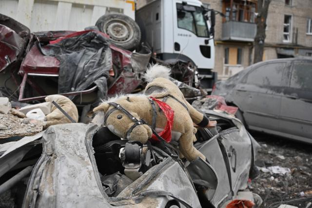 This photograph shows a stuffed horse amid the rubbles of a five-story residential building which was hit by a ballistic missile in Kharkiv on March 7, 2026 amid the Russian invasion of Ukraine. Russia pummelled Ukraine with drone and missile attacks overnight, killing six people and triggering air alerts across the country, officials said. The bodies of five people were found in the rubble of an apartment block in the eastern Kharkiv region, while one person was killed in the Dnipropetrovsk region. (Photo by SERGEY BOBOK / AFP)
