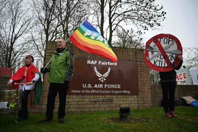Anti-war protesters gather with placards at an entrance to RAF Fairford in south west England shortly after sunrise on March 7, 2026. Britain's Prime Minister Keir Starmer has given approval for Washington to use the bases of Diego Garcia in the Indian Ocean and RAF Fairford in south-west England to bomb Iranian missile sites, after several Gulf countries were targeted by Iranian retaliations. (Photo by JUSTIN TALLIS / AFP)