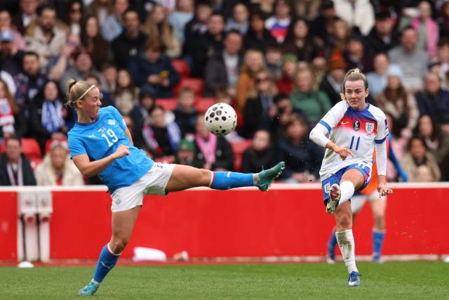England's striker #11 Lauren Hemp (R) crosses the ball past Iceland's #19 Sædís Heidarsdóttir (L) during the Women's FIFA world cup league A, group 3, qualifier football match between England and Iceland at The City Ground in Nottingham, central England on March 7, 2026. (Photo by Chris RADBURN / AFP)