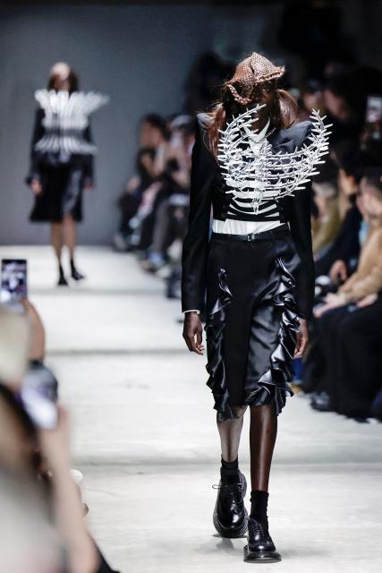 A model presents a creation by Noir Kei Ninomiya for the Women's Ready to Wear Fall/Winter 2026-2027 collection fashion show as part of the Paris Women Fashion Week, in Paris, on March 7, 2026. (Photo by STEPHANE DE SAKUTIN / AFP)