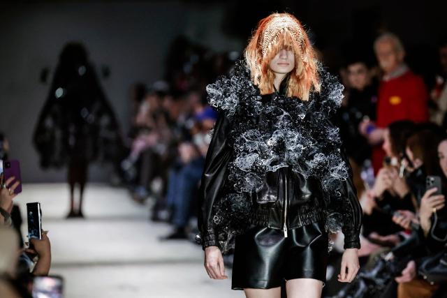 A model presents a creation by Noir Kei Ninomiya for the Women's Ready to Wear Fall/Winter 2026-2027 collection fashion show as part of the Paris Women Fashion Week, in Paris, on March 7, 2026. (Photo by STEPHANE DE SAKUTIN / AFP)