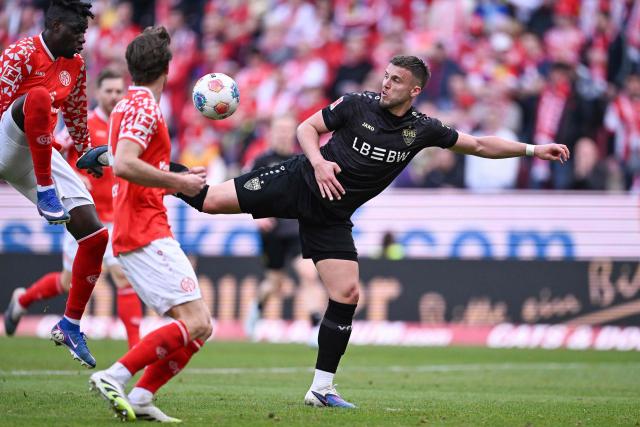 Mainz' German defender #21 Danny da Costa (L) and Stuttgart's Bosnian forward #09 Ermedin Demirovic vie for the ball during the German first division Bundesliga football match between 1 FSV Mainz 05 and VfB Stuttgart in Mainz, western Germany on March 7, 2026. (Photo by Kirill KUDRYAVTSEV / AFP) / DFL REGULATIONS PROHIBIT ANY USE OF PHOTOGRAPHS AS IMAGE SEQUENCES AND/OR QUASI-VIDEO