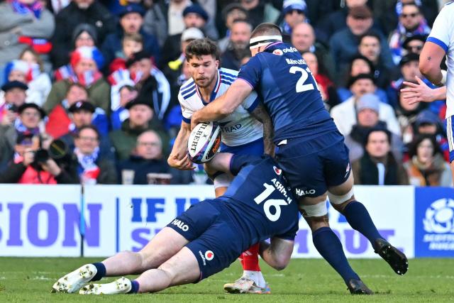 France's fly-half Matthieu Jalibert is tackled by Scotland's hooker Ewan Ashman (C) and Scotland's Josh Bayliss (R) during the Six Nations international rugby union match between Scotland and France at Murrayfield Stadium in Edinburgh, Scotland on March 7, 2026. (Photo by ANDY BUCHANAN / AFP)