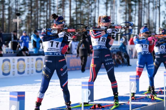 France's Julia Simon (L) and Norway's Karoline Offigstad Knotten compete at the shooting range during the IBU World Cup 2026 Kontiolahti Biathlon World Cup Women's Mass Start event on March 7, 2026 in Kontiolahti, Finland. (Photo by Minna Raitavuo / Lehtikuva / AFP) / Finland OUT