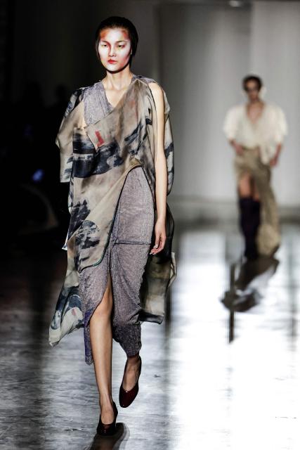 A model presents a creation for Vivienne Westwood for the Women's Ready to Wear Fall/Winter 2026-2027 collection fashion show as part of the Paris Women Fashion Week, in Paris, on March 7, 2026. (Photo by STEPHANE DE SAKUTIN / AFP)