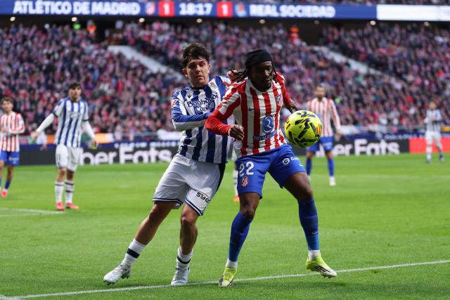 Real Sociedad's Venezuelan defender #02 Jon Aramburu and Atletico Madrid's English forward #22 Ademola Lookman fight for the ball during the Spanish league football match between Club Atletico de Madrid and Real Sociedad at Metropolitano Stadium in Madrid on March 7, 2026. (Photo by Thomas COEX / AFP)