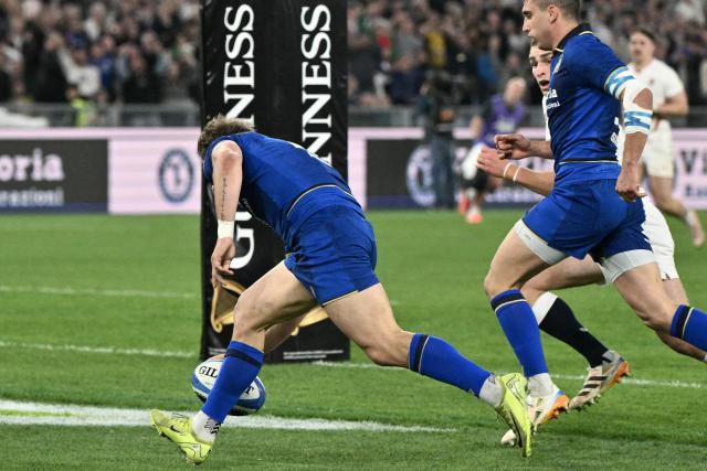 Italy's centre Leonardo Marin scores a try during the Six Nations international rugby union match between Italy and England at the Stadio Olimpico in Rome, on March 7, 2026. (Photo by Tiziana FABI / AFP)
