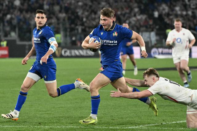 Italy's centre Leonardo Marin (C) runs with the ball to socre a try during the Six Nations international rugby union match between Italy and England at the Stadio Olimpico in Rome, on March 7, 2026. (Photo by Tiziana FABI / AFP)