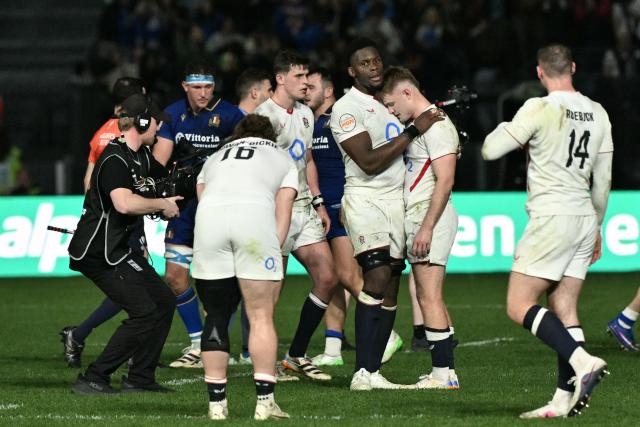 England's players react at the end of the Six Nations international rugby union match between Italy and England at the Stadio Olimpico in Rome, on March 7, 2026. (Photo by Tiziana FABI / AFP)