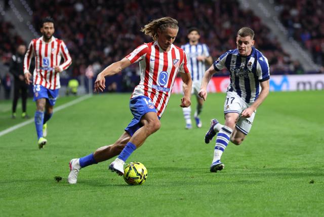 Atletico Madrid's Spanish midfielder #14 Marcos Llorente fights for the ball with Real Sociedad's Spanish forward #17 Sergio Gomez during the Spanish league football match between Club Atletico de Madrid and Real Sociedad at Metropolitano Stadium in Madrid on March 7, 2026. (Photo by Thomas COEX / AFP)