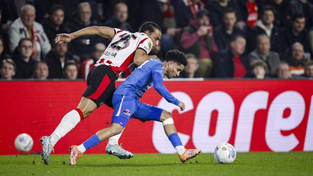 PSV Eindhoven's French defender #25 Kiliann Sildillia (L) vies with AZ Alkmaar's Dutch defender #27 Ro-Zangelo Daal (R) during the Dutch Eredivisie football match between PSV  Eindhoven and AZ ALkmaar at the Philips Stadium in Eindhoven on March 7, 2026. (Photo by MAURICE VAN STEEN / ANP / AFP) / Netherlands OUT