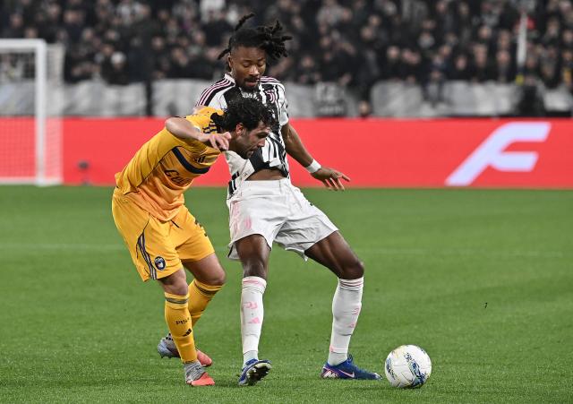 Juventus' French midfielder #19 Khephren Thuram-Ulien (R) and Pisa's Italian defender #33 Arturo Calabresi (L) fight for the ball during the Italian Serie A football match between Juventus and Pisa at the Allianz Stadium in Turin, northern Italy, on March 7, 2026. (Photo by Isabella BONOTTO / AFP)