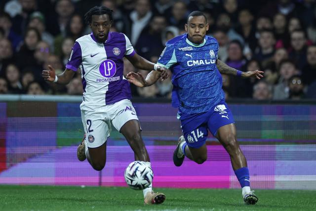 Toulouse's Norwegian defender #12 Warren Kamanzi (L) fights for the ball with Marseille's Brazilian forward #14 Igor Paixao (R) during the French L1 football match between Toulouse FC and Olympique de Marseille (OM) at the TFC Stadium in Toulouse, southwestern France, on March 7, 2026. (Photo by Valentine CHAPUIS / AFP)