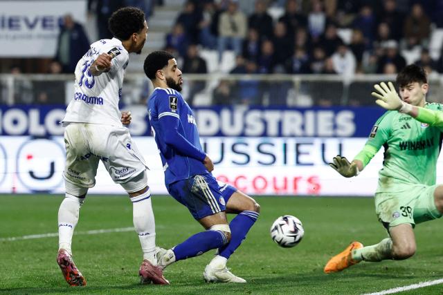 Auxerre's Cameroonian forward #19 Danny Namaso (L) takes a shot during the French L1 football match between AJ Auxerre and RC Strasbourg Alsace at the Stade de l'Abbe-Deschamps in Auxerre, central France, on March 7, 2026. (Photo by Kenzo TRIBOUILLARD / AFP)
