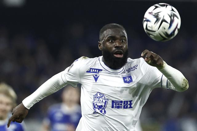 Auxerre's Malian forward #10 Lassine Sinayoko eyes the ball during the French L1 football match between AJ Auxerre and RC Strasbourg Alsace at the Stade de l'Abbe-Deschamps in Auxerre, central France, on March 7, 2026. (Photo by Kenzo TRIBOUILLARD / AFP)