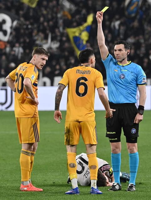 Italian referee Juan Luca Sacchi (R) shows Pisa's Romanian midfielder #06 Marius Marin (C) a yellow card as he books him during the Italian Serie A football match between Juventus and Pisa at the Allianz Stadium in Turin, northern Italy, on March 7, 2026. (Photo by Isabella BONOTTO / AFP)