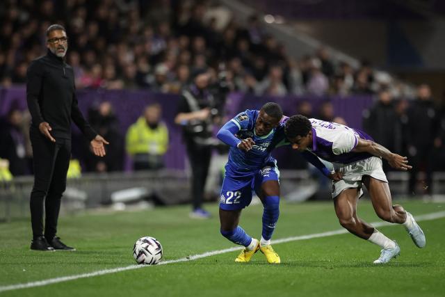 Marseille's US forward #22 Timothy Weah (C) fights for the ball with Toulouse's French defender #24 Dayann Methalie (R) during the French L1 football match between Toulouse FC and Olympique de Marseille (OM) at the TFC Stadium in Toulouse, southwestern France, on March 7, 2026. (Photo by Valentine CHAPUIS / AFP)