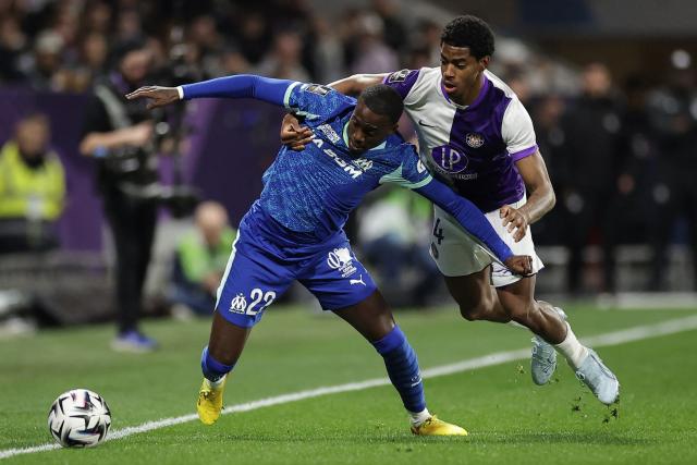 Marseille's US forward #22 Timothy Weah (L) fights for the ball with Toulouse's French defender #24 Dayann Methalie (R) during the French L1 football match between Toulouse FC and Olympique de Marseille (OM) at the TFC Stadium in Toulouse, southwestern France, on March 7, 2026. (Photo by Valentine CHAPUIS / AFP)