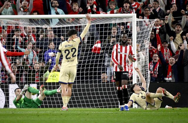 Athletic Bilbao's Ghanaian forward #09 Inaki Williams (C,R) reacts after an attempted goal that was annulled during the Spanish league football match between Athletic Club Bilbao and FC Barcelona at San Mames Stadium in Bilbao on March 7, 2026. (Photo by ANDER GILLENEA / AFP)