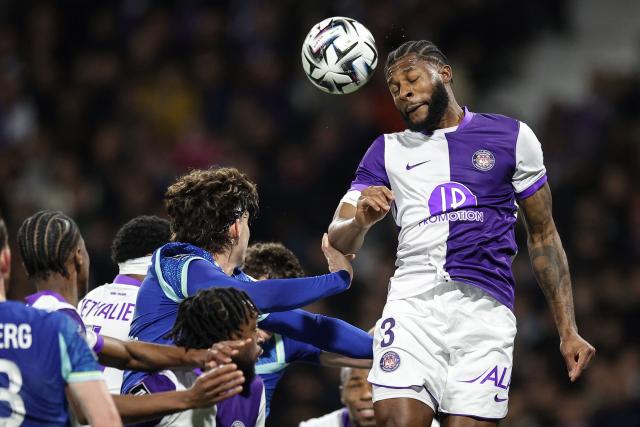 Toulouse's US defender #03 Mark Mckenzie (R) heads the ball during the French L1 football match between Toulouse FC and Olympique de Marseille (OM) at the TFC Stadium in Toulouse, southwestern France, on March 7, 2026. (Photo by Valentine CHAPUIS / AFP)