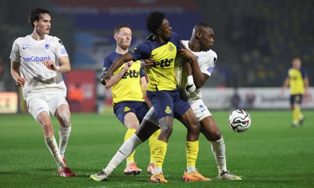 Royale Union Saint-Gilloise's Ghanaian forward Mohammed Fuseini (C) and KRC Genk's Spanish defender #03 Mujaid Sadick (R) fight for the ball during the Belgian Pro League football match between Royale Union Saint-Gilloise and Genk at the Joseph-Marien Stadium in Brussels on March 7, 2026. (Photo by VIRGINIE LEFOUR / Belga / AFP) / Belgium OUT