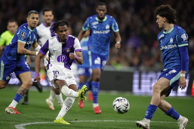 Toulouse's French forward #10 Yann Gboho (L) takes a shot during the French L1 football match between Toulouse FC and Olympique de Marseille (OM) at the TFC Stadium in Toulouse, southwestern France, on March 7, 2026. (Photo by Valentine CHAPUIS / AFP)