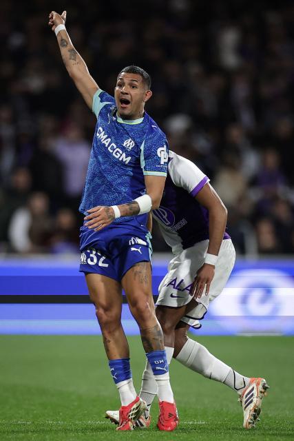 Marseille's Argentinian defender #32 Facundo Medina (L) reacts during the French L1 football match between Toulouse FC and Olympique de Marseille (OM) at the TFC Stadium in Toulouse, southwestern France, on March 7, 2026. (Photo by Valentine CHAPUIS / AFP)