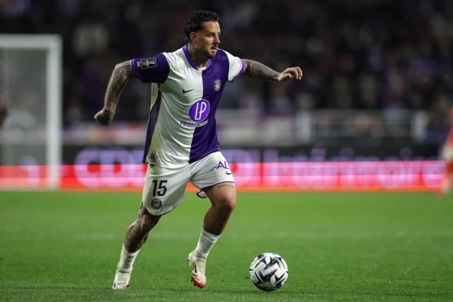 Toulouse's Norwegian midfielder #15 Aron Donnum runs with the ball during the French L1 football match between Toulouse FC and Olympique de Marseille (OM) at the TFC Stadium in Toulouse, southwestern France, on March 7, 2026. (Photo by Valentine CHAPUIS / AFP)
