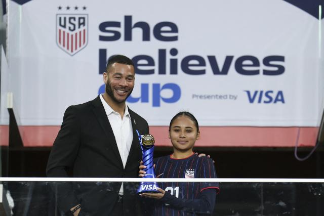 Former United States soccer player Oguchi Onyewu presents Most Valuable Player trophy to Alyssa Thompson #21 of the United States after the SheBelieves Cup match between the United States and Colombia at the Sports Illustrated Stadium in Harrison, New Jersey, on March 7, 2026. (Photo by ANGELA WEISS / AFP)