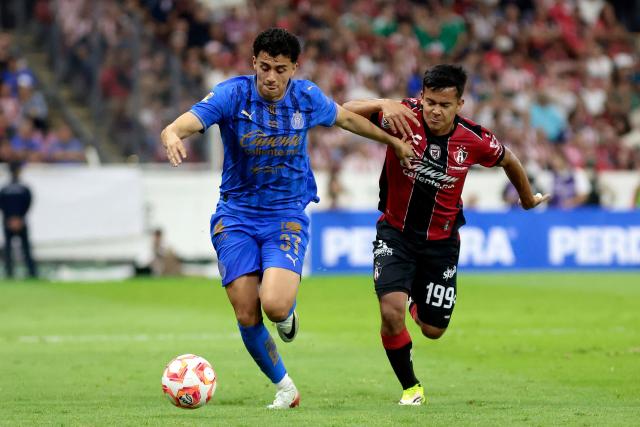 Guadalajara's US defender #37 Richard Ledezma and Atlas' midfielder #199 Sergio Hernandez fight for the ball during the Liga MX Clausura football match between Atlas and Guadalajara at the Jalisco Stadium in Guadalajara, Mexico on March 7, 2026. (Photo by Ulises RUIZ / AFP)