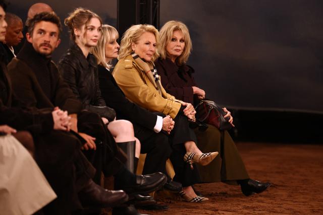 (FILES) British former model, Twiggy (3R), British actress, Jennifer Saunders (2R) and British actress Joanna Lumley (R) in the front row for Burberry's Spring/Summer 2026 fashion show collection, during the London Fashion Week in London, on September 22, 2025. Grey-haired models, "sexygenarians" in the front rows of shows and "mature" buyers courted by designers to boost their sales: women over 50 are gradually gaining visibility in fashion. (Photo by HENRY NICHOLLS / AFP)