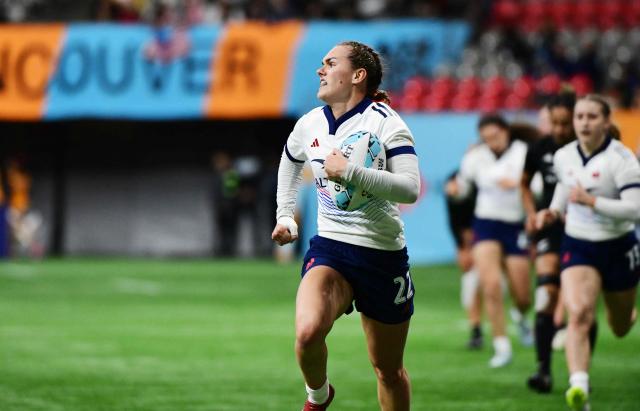 France’s Alyoia Christiaens scores a try against New Zealand during the HSBC Canada Rugby Sevens tournament in Vancouver, Canada, on March 7, 2026. (Photo by Don MacKinnon / AFP)