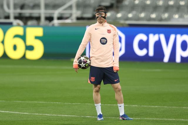 Barcelona's Polish forward #09 Robert Lewandowski takes part in a training session at St James' Park in Newcastle upon Tyne, on March 9, 2026, the eve of their UEFA Champions League Last 16 football match against Newcastle United. (Photo by SCOTT HEPPELL / AFP)
