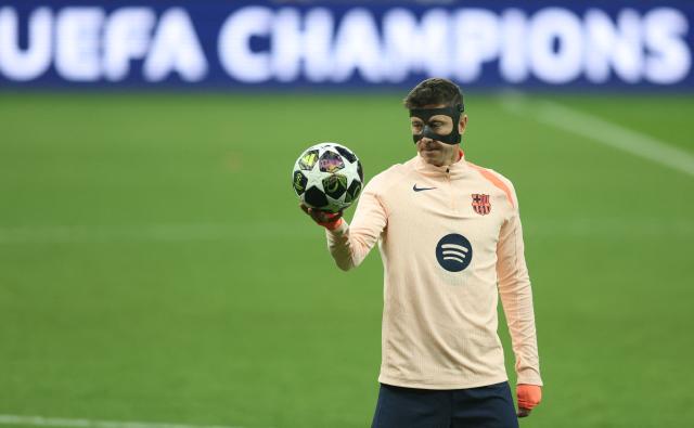 Barcelona's Polish forward #09 Robert Lewandowski takes part in a training session at St James' Park in Newcastle upon Tyne, on March 9, 2026, the eve of their UEFA Champions League Last 16 football match against Newcastle United. (Photo by SCOTT HEPPELL / AFP)