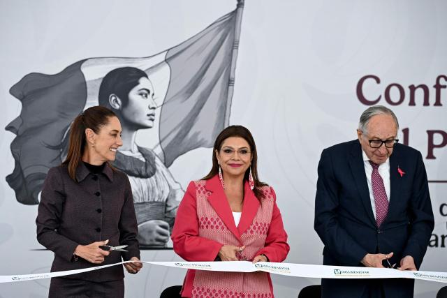 (L to R) Mexico's President Claudia Sheinbaum, Mexico's City Mayor Clara Brugada and Helth Minister David Kershenobich cut the ribbon to inaugurate the Women's Oncology Hospital in Mexico City on March 9, 2026. Mexican President Claudia Sheinbaum called on March 9 on the United States to halt the flow of weapons to her country's drug cartels, after President Donald Trump criticized her record on fighting the groups. (Photo by Yuri CORTEZ / AFP)
