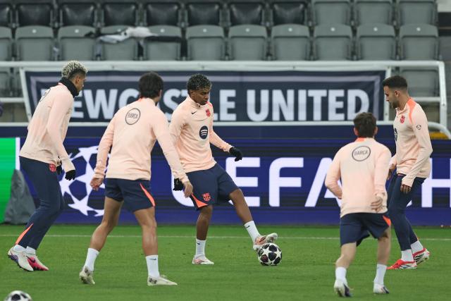 Barcelona's Spanish forward #10 Lamine Yamal (C) and teammates take part in a training session at St James' Park in Newcastle upon Tyne, on March 9, 2026, the eve of their UEFA Champions League Last 16 football match against Newcastle United. (Photo by SCOTT HEPPELL / AFP)