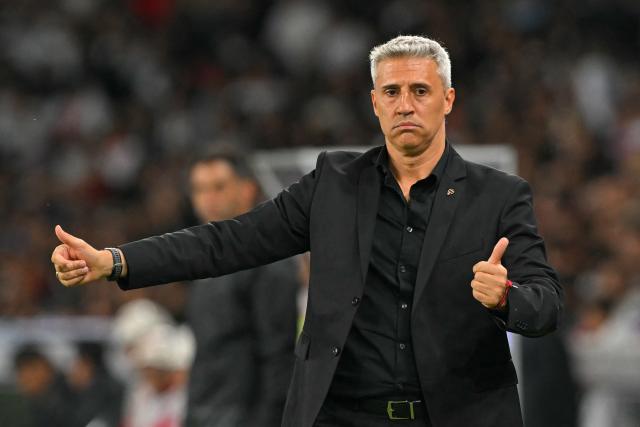 (FILES) Sao Paulo's Argentine coach Hernan Crespo gestures during the Copa Libertadores quarterfinal first leg football match between Ecuador's Liga de Quito and Brazil's Sao Paulo at the Rodrigo Paz Delgado Stadium in Quito on September 18, 2025. Brazilian league co-leader Sao Paulo announced on March 9, 2026, the departure of Argentine coach Hernan Crespo, without giving details on the reasons or indicating who will replace him. (Photo by Rodrigo BUENDIA / AFP)