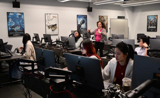 USC professor Debra Isaac conducts a class on "Visualizing Science Production" at the University of Southern California in Los Angeles, on March 6, 2026. Studying at the film school where Oscar-nominated "Sinners" director Ryan Coogler honed his craft, some students dream of winning an Academy Award. Now with the recent developments in artificial intelligence, they can see a shortcut to achieving their ambition. (Photo by Frederic J. BROWN / AFP)