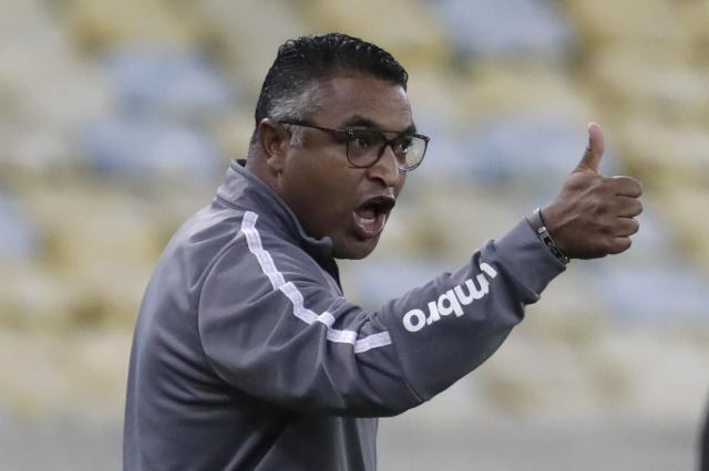 b(FILES) Brazil's Fluminense head coach Roger Machado gestures during the Copa Libertadores round of 16 second leg football match against Paraguay's Cerro Porteno, at the Maracana stadium, in Rio de Janeiro, Brazil, on August 3, 2021. Brazilian Roger Machado is the new coach of Sao Paulo, co-leader of the Brasileirao, the tricolor club announced on March 10, 2026, one day after confirming the departure of Argentine Hernan Crespo. (Photo by ANTONIO LACERDA / POOL / AFP)